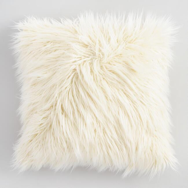 Coussin en fausse fourrure lavande